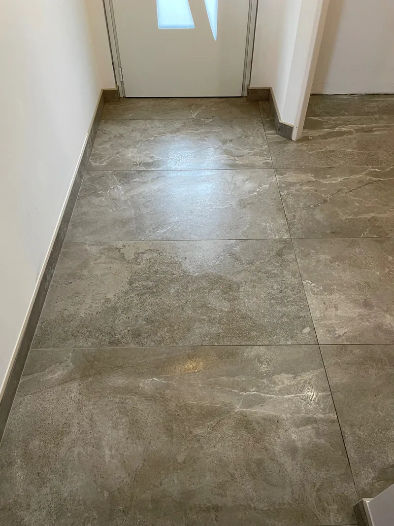 Détail du carrelage grand format posé au sol à Étoile-sur-Rhône