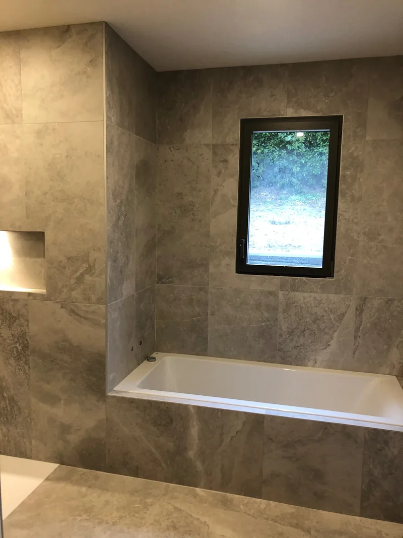 Habillage carrelé de la baignoire en grands formats 120 × 60 cm à Mercurol