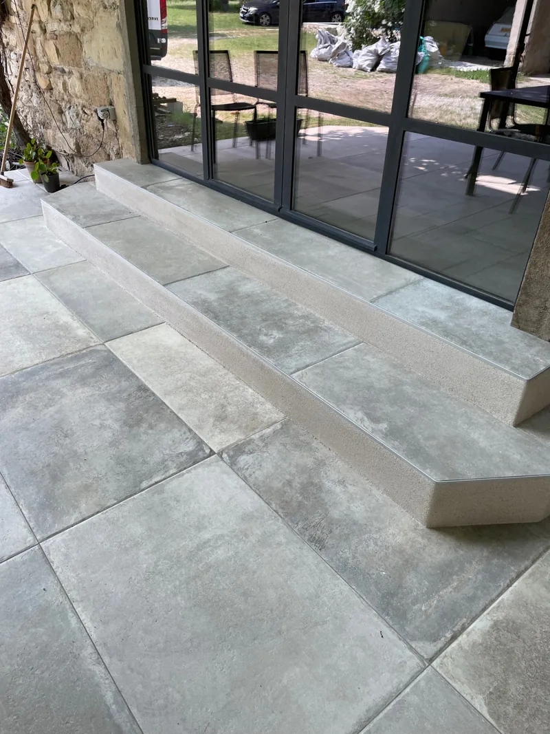 Détail des marches et du carrelage de terrasse à Étoile-sur-Rhône