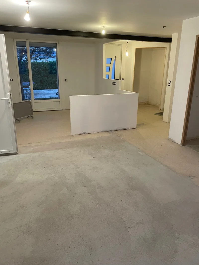 Pièce avant la pose du carrelage grand format à Étoile-sur-Rhône