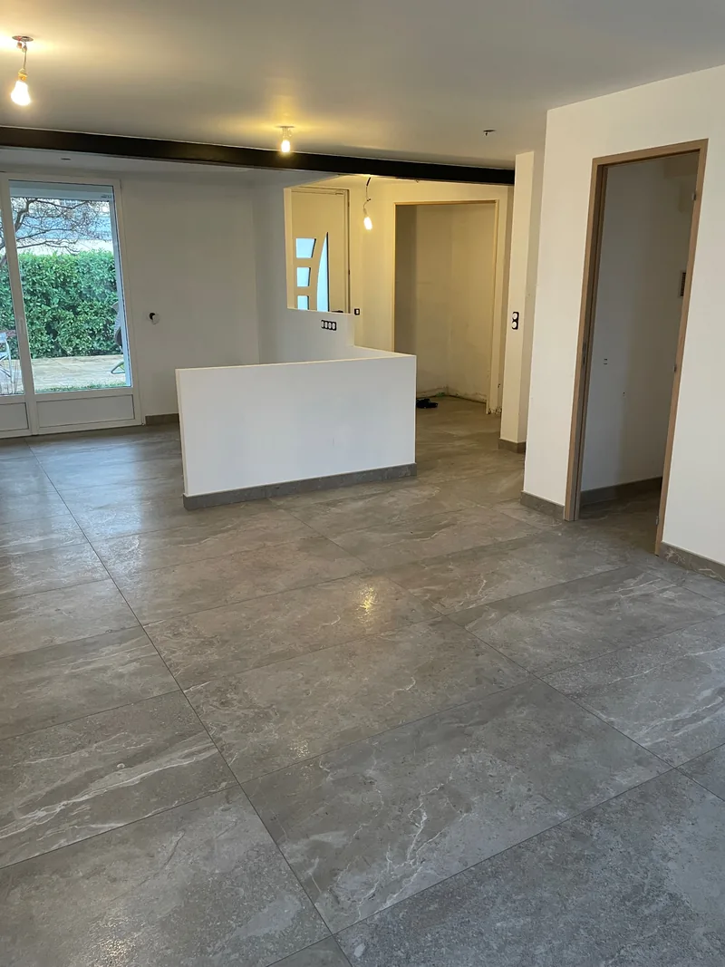 Vue d’ensemble du sol rénové en carrelage 120 × 60 cm à Étoile-sur-Rhône