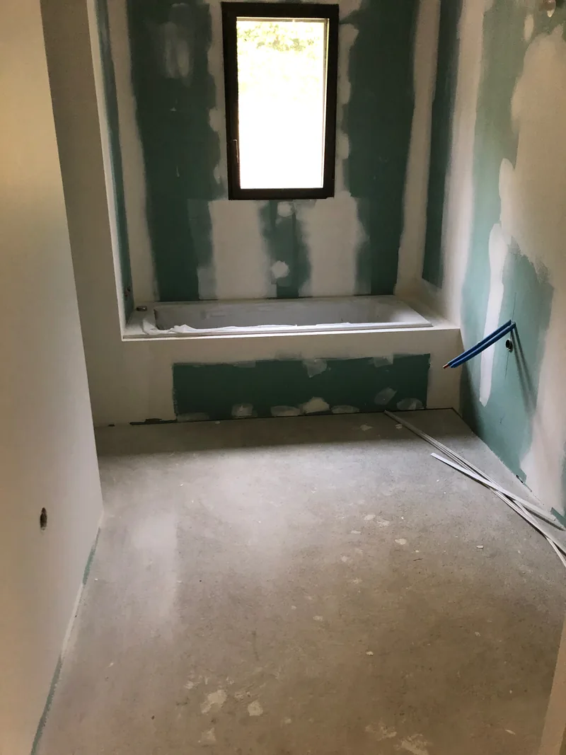 Salle de bain et baignoire avant la pose du carrelage à Mercurol