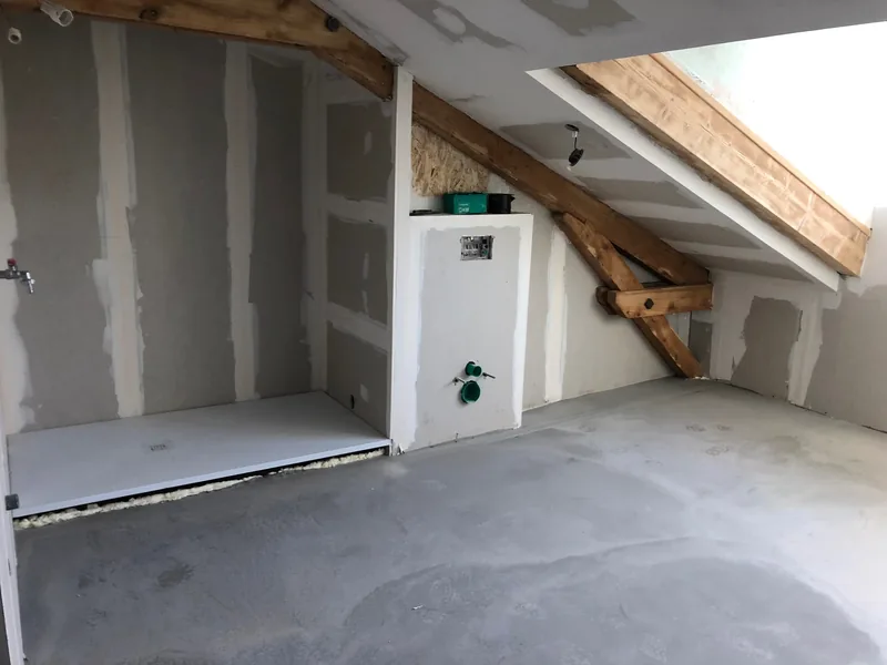 Salle de bain sous combles préparée avant la pose du carrelage à Valence