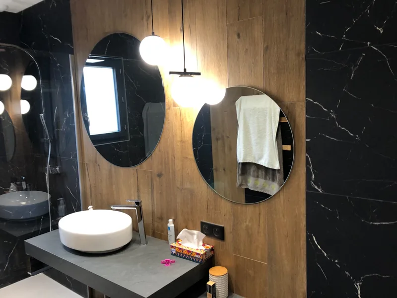 Espace vasque et miroirs de la salle de bain créée à Valence