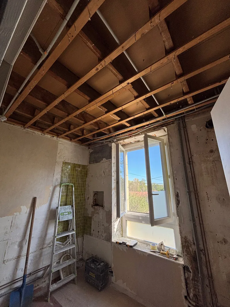 Salle de bain — dépose de l’existant — Salle de bain de Saint-Uze pendant la dépose de l'ancien aménagement