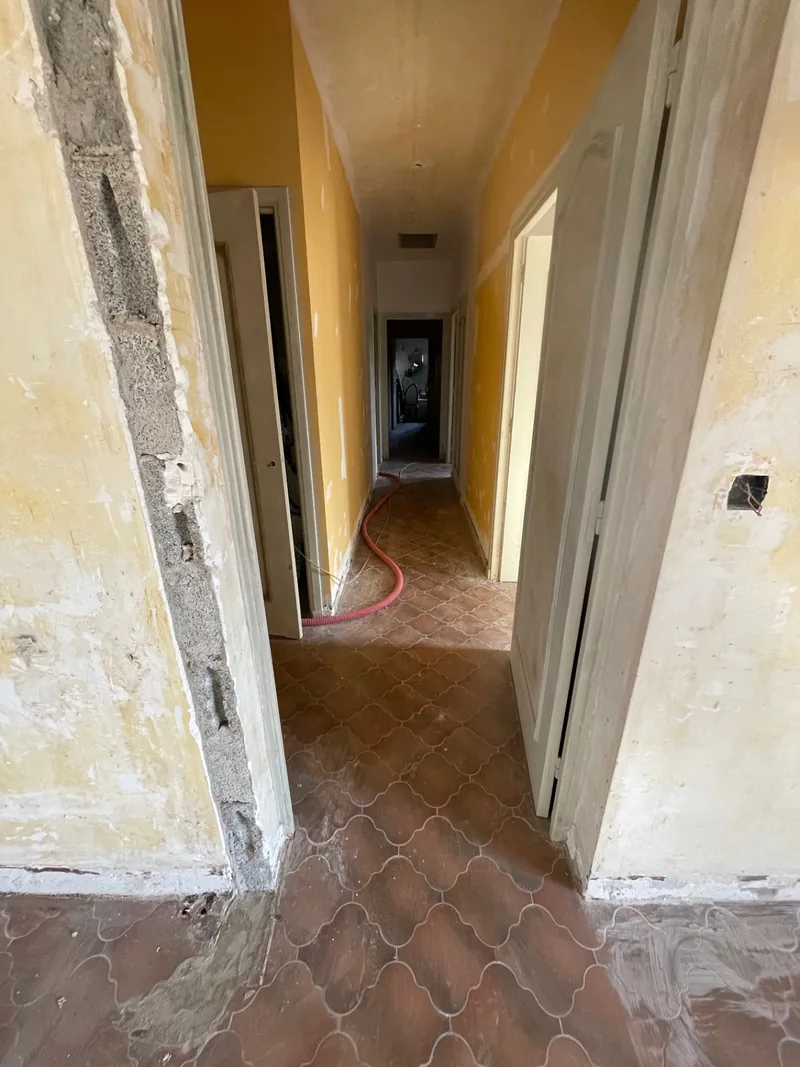 Couloir de la maison avant la rénovation des sols à Saint-Péray