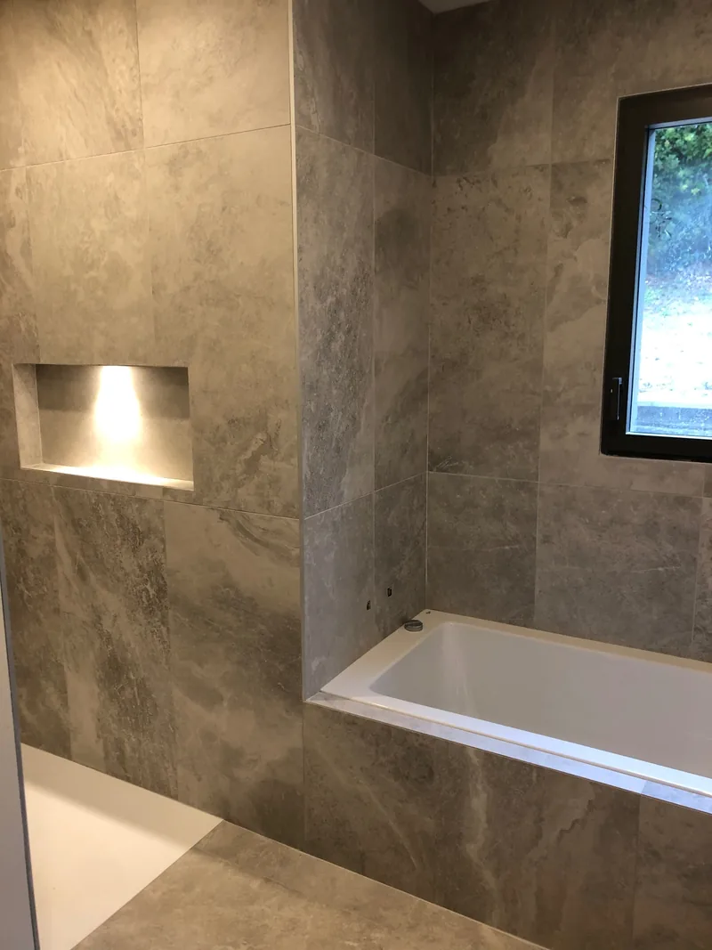 Salle de bain en carrelage 120 × 60 cm à Mercurol — Vue d’ensemble de la salle de bain carrelée en 120 × 60 cm à Mercurol