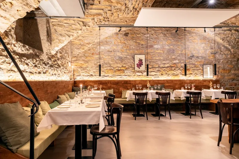 Sol de la salle du restaurant — Revêtement de sol dans la salle voûtée du restaurant Gaheca à Lyon
