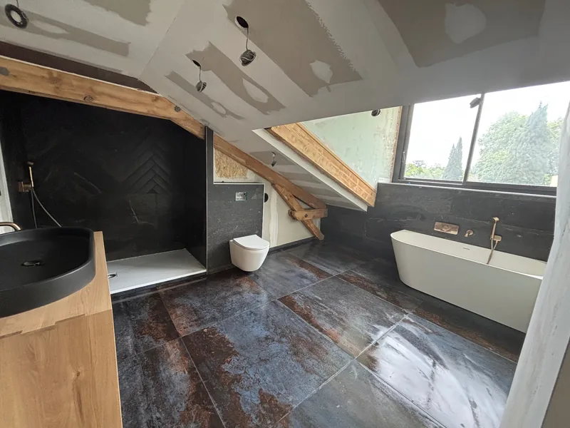 Vue d’ensemble de la salle de bain sous combles réalisée à Valence