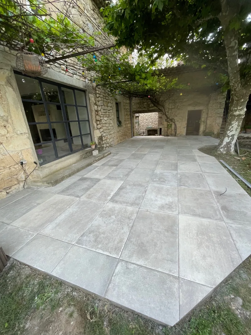 Terrasse rénovée en carrelage 60 × 90 cm à Étoile-sur-Rhône
