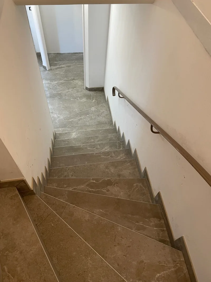 Vue depuis le haut de l’escalier carrelé à Étoile-sur-Rhône