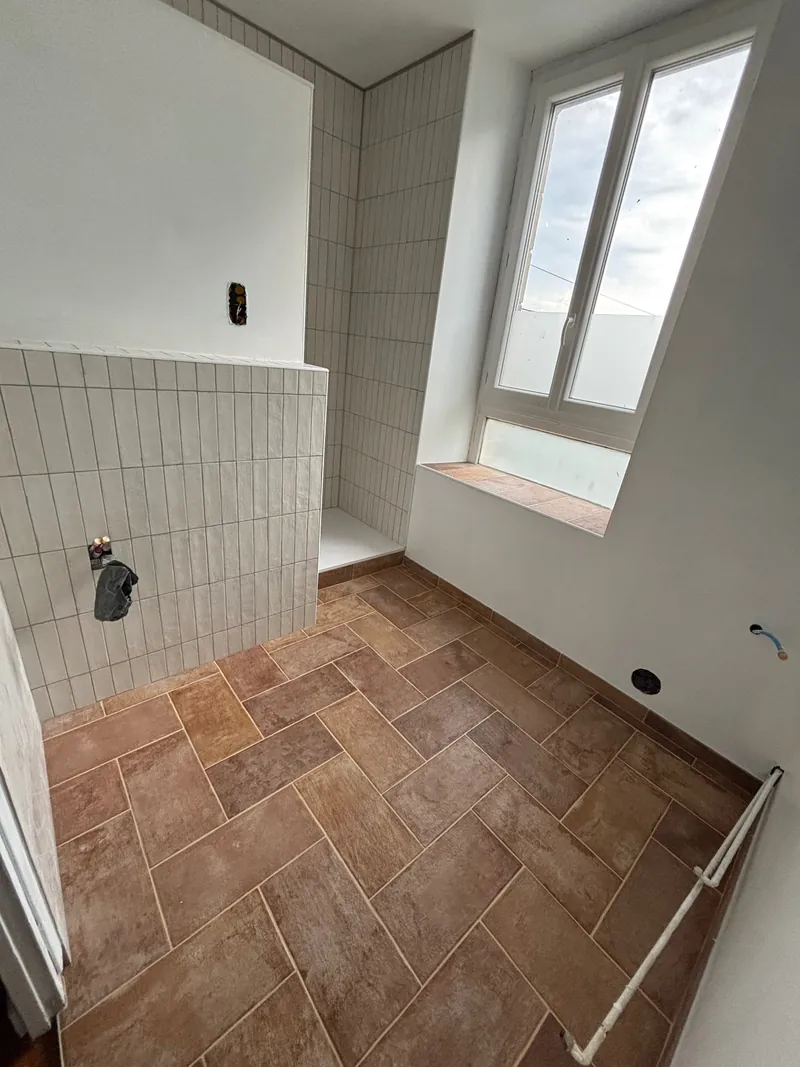 Pose des revêtements de salle de bain — Carrelage de sol et faïence murale posés dans la salle de bain de Saint-Uze