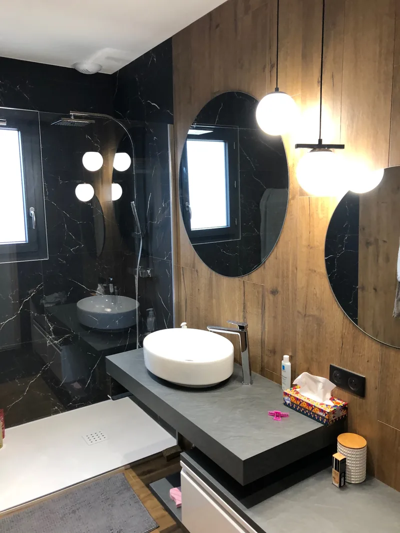 Création d’une salle de bain à Valence — Vue d'ensemble de la salle de bain créée à Valence avec douche, vasque et faïence effet bois et marbre noir