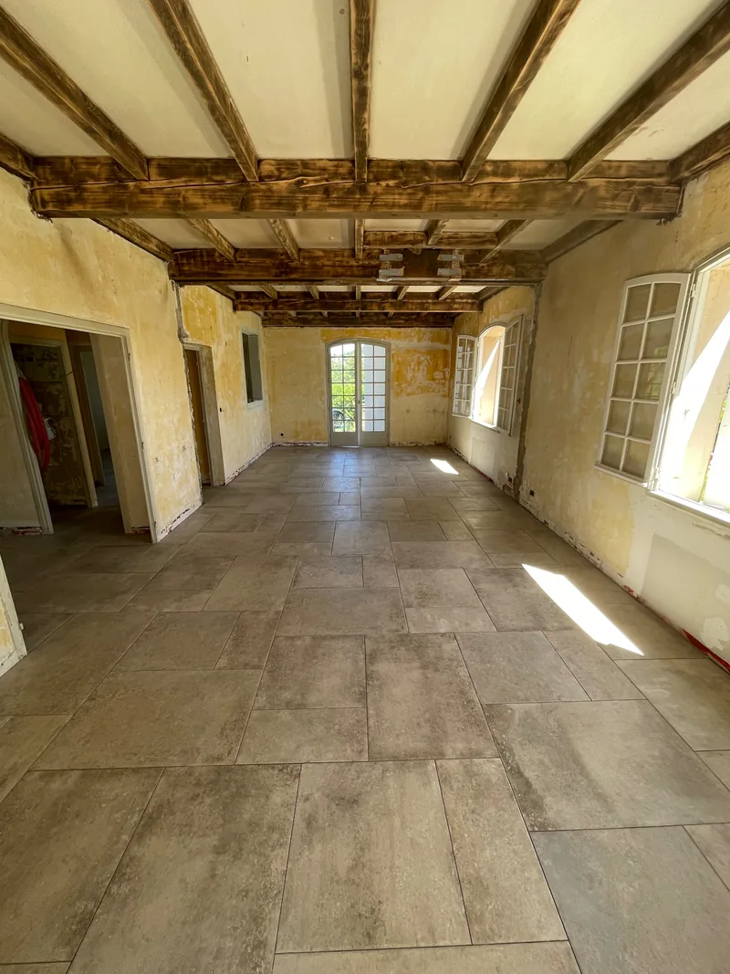 Pièce principale rénovée avec un carrelage posé en opus à Saint-Péray