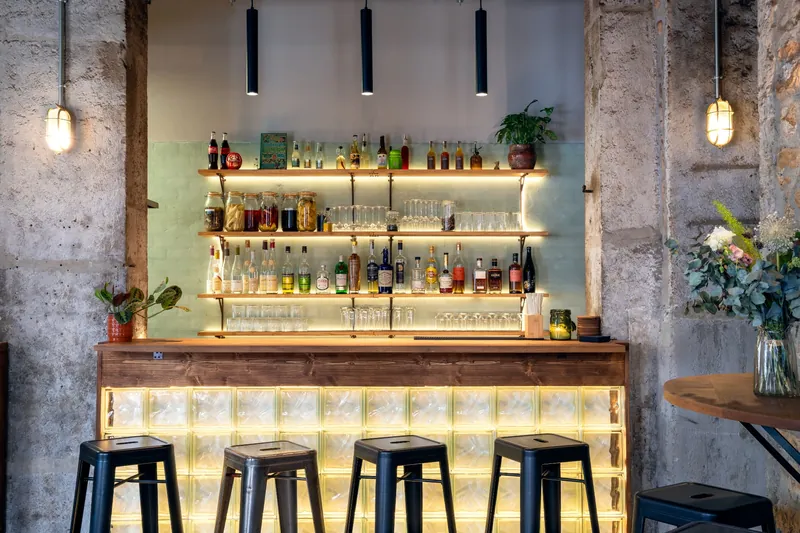 Sol de l’espace bar — Revêtement de sol devant le bar du restaurant Gaheca à Lyon
