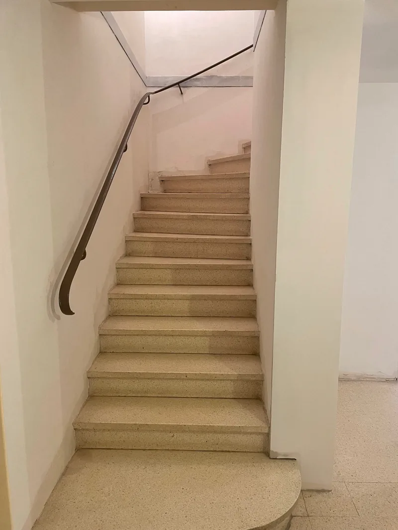 Escalier avant sa rénovation en carrelage à Étoile-sur-Rhône