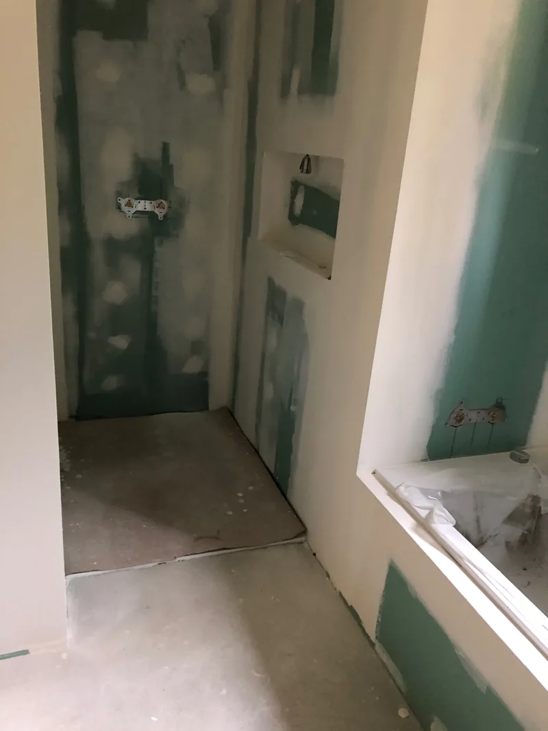 Préparation des supports de la douche avant la pose du carrelage à Mercurol