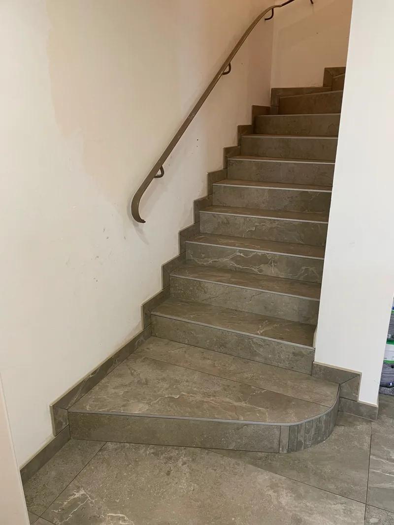 Escalier rénové avec le carrelage assorti au sol à Étoile-sur-Rhône